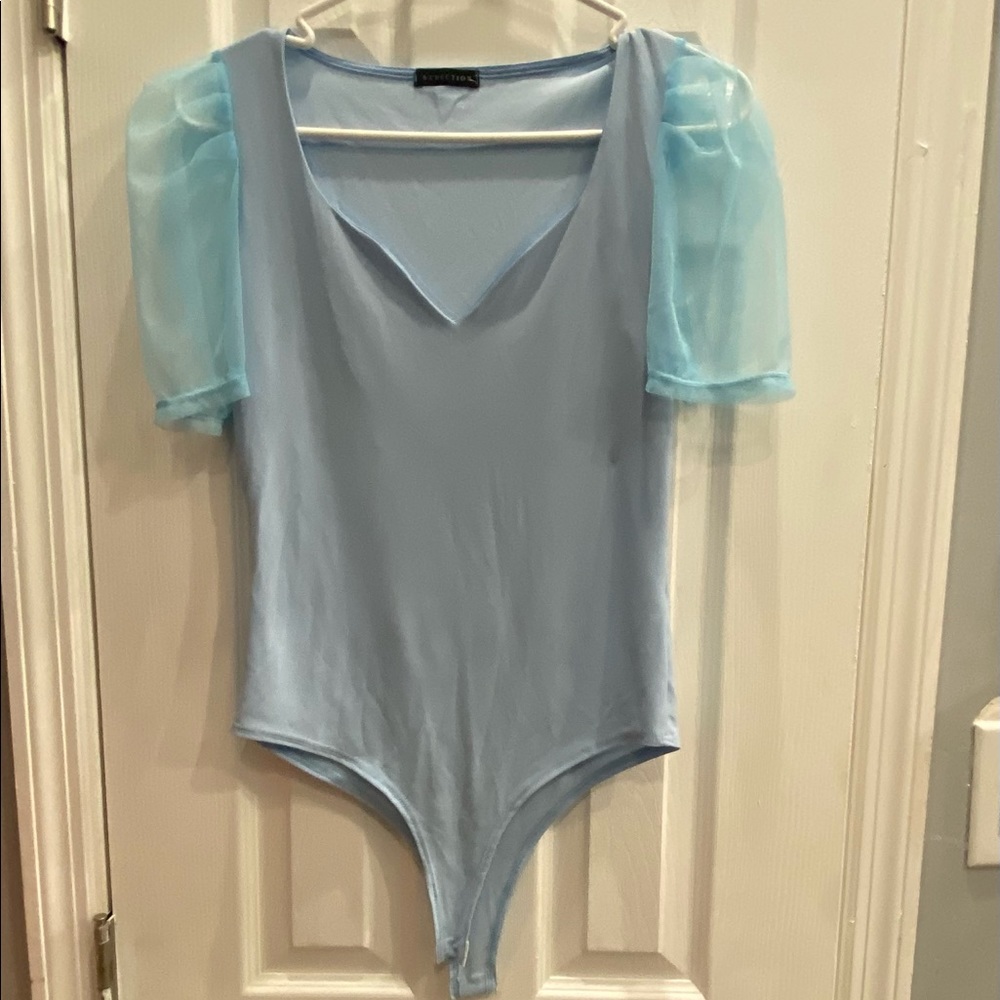 Blue shirt with puffs